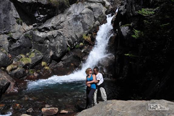 Pouco mais de 4 horas de caminhada, descanso ao lado de uma bela cachoeira na trilha para o Refúgio San Martín, no lago Jakob, na região de Bariloche, na Argentina